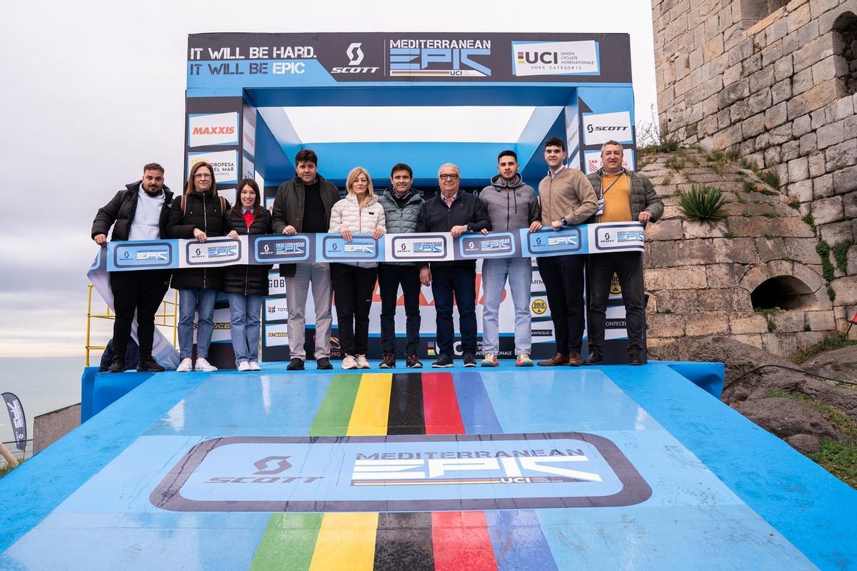 Autoridades y organizadores, en la línea de salida de la Mediterranean Epic 2026, desde Orpesa.