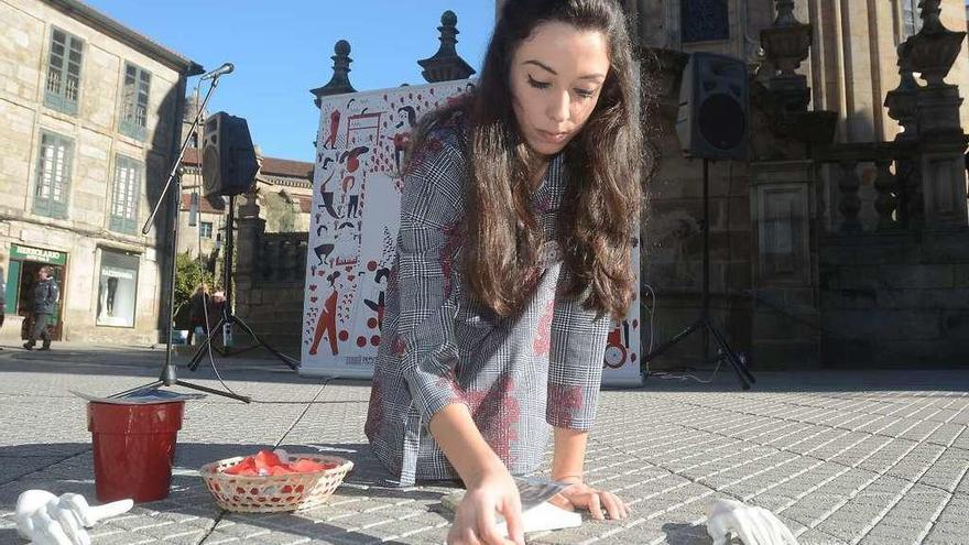 Acción poética de Tamara Andrés &quot;Recuperar as mans&quot;, ayer na plaza de A Ferrería. // Rafa Vázquez