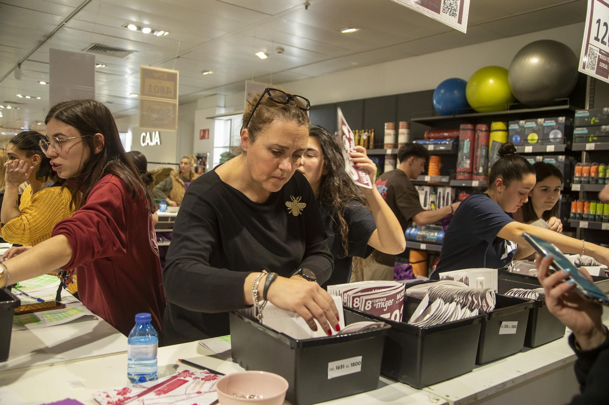 Entrega de dorsales de la Carrera de la Mujer (viernes por la tarde)