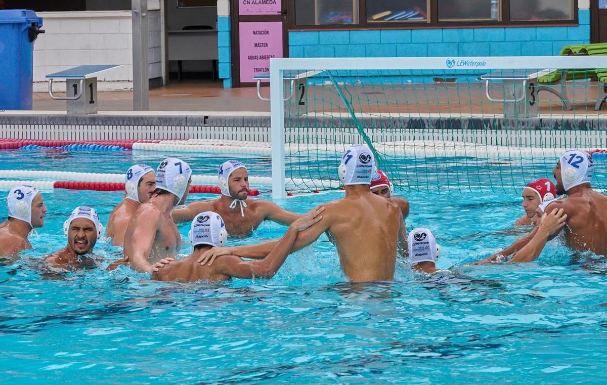 Los jugadores del Echeyde, en la piscina Acidalio Lorenzo. | ARSENIO WATERPOLO
