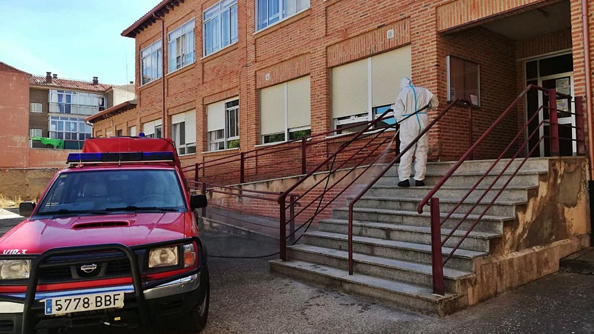 Un bombero desinfecta uno de los accesos al colegio Hospital de la Cruz de la ciudad. | Cedida