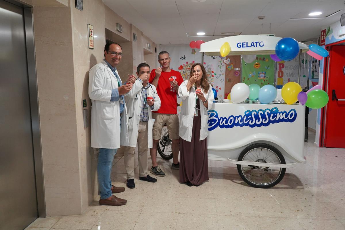 Así ha sido la tradicional visita del carrito de helados al hospital Reina Sofía