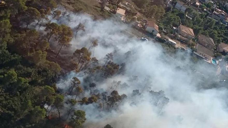 La columna de fum de l&#039;incendi de la Torre de Claramunt