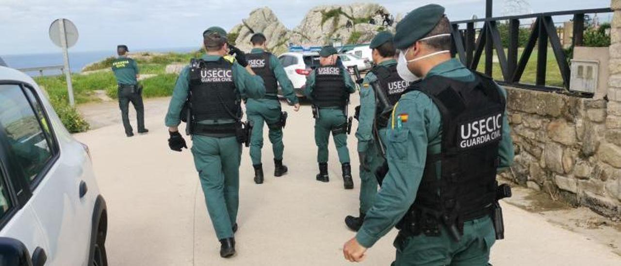 La Guardia Civil en Donón durante el conflicto entre bateeiros y percebeiros en mayo de 2020. |   // S.Á.