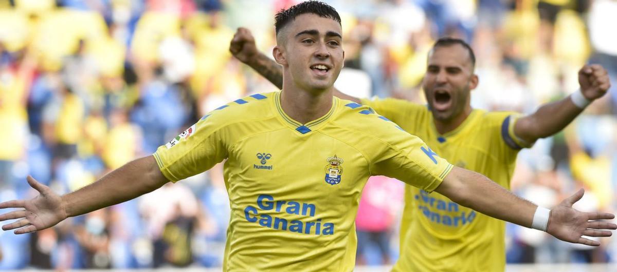 El atacante internacional juvenil Alberto Moleiro celebra su tanto ante el Ibiza, en el Gran Canaria. Detrás, Jesé.