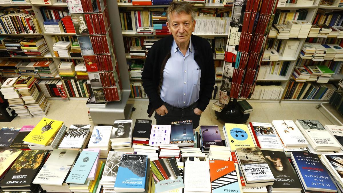 El historiador y escritor Carmelo Romero, autor de 'El fin de un mundo', en la librería Antígona de Zaragoza.