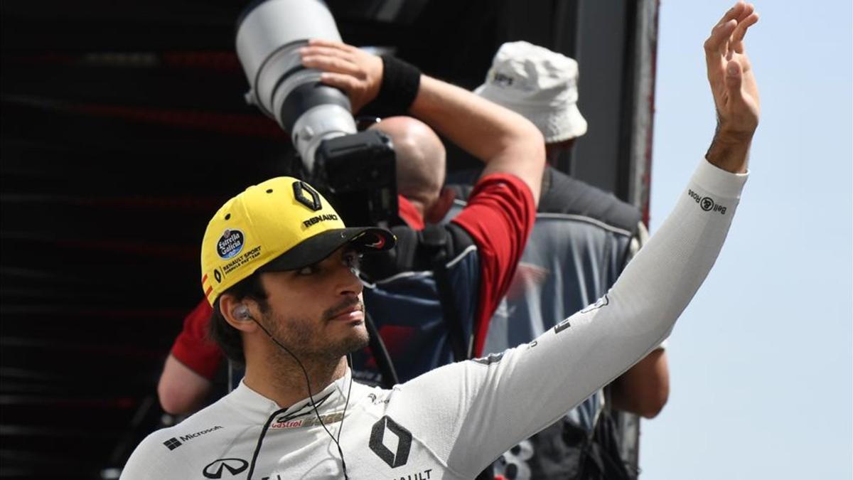 xortunorenault s spanish driver carlos sainz waves as he 180527173211