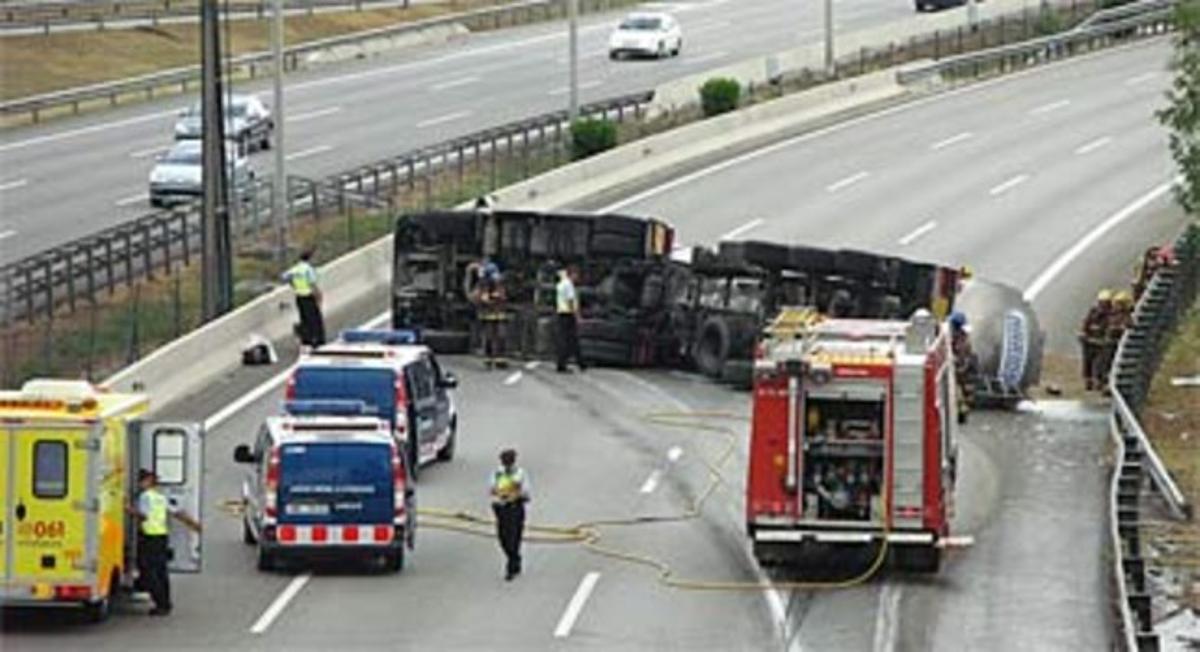 Agents dels Mossos d’Esquadra i diversos bombers en el lloc de l’accident.