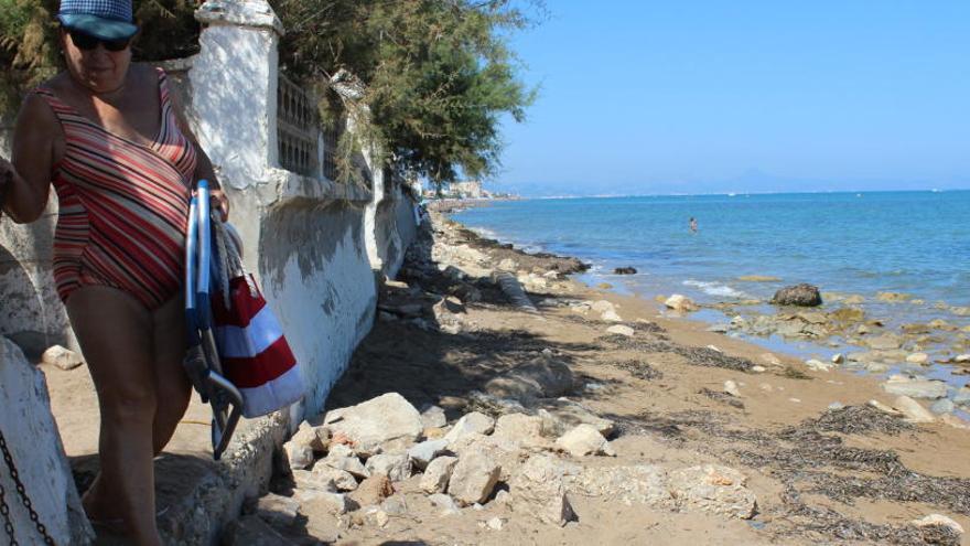 Los bañistas advierten del peligro del tramo de playa más erosionado de Dénia