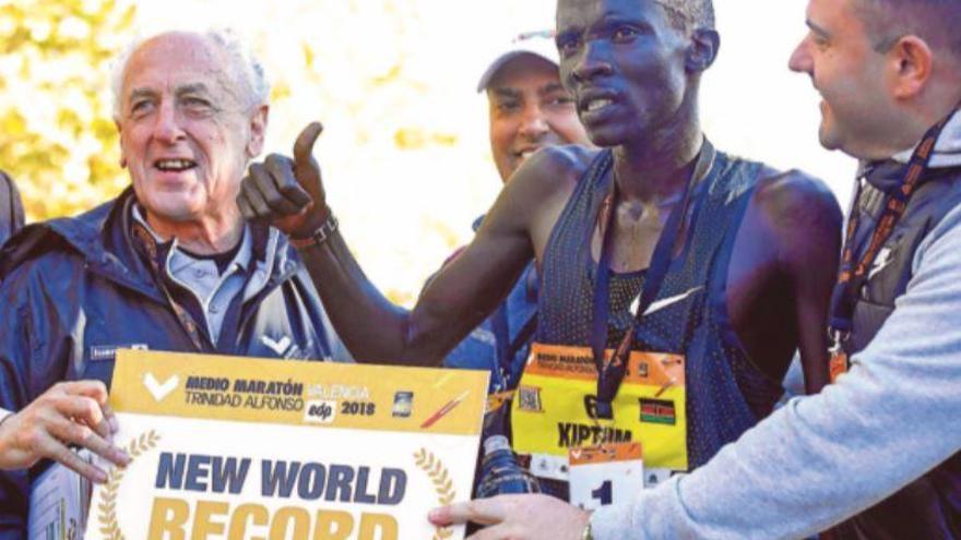 Paco Borao celebraba así con Abraham Kiptum y su manager el récord del mundo de medio maratón que el keniata logró en València.