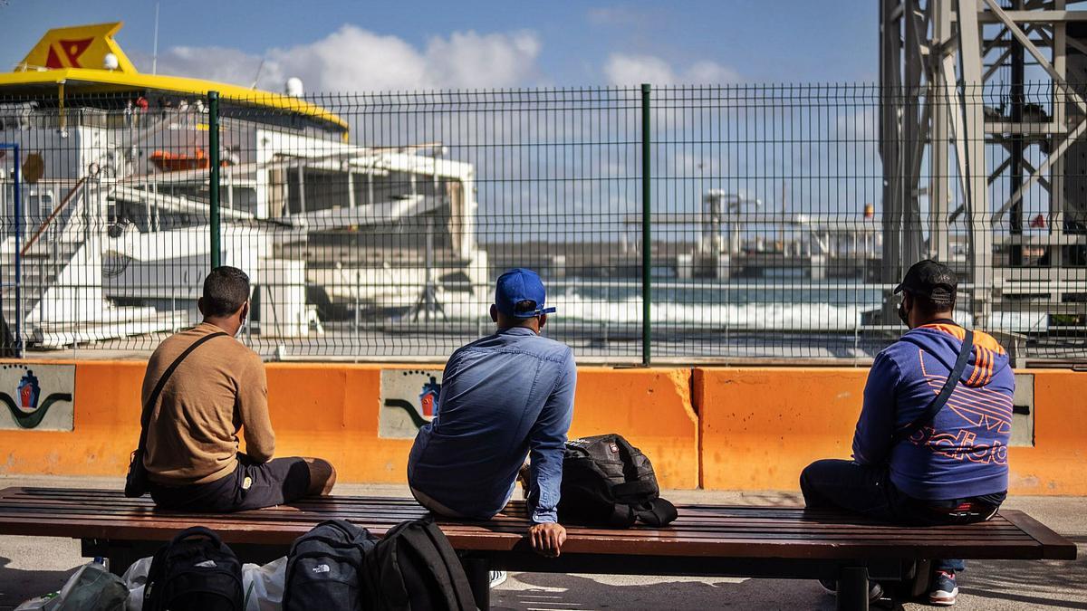 Migrantes marroquíes que carecen de pasaporte, en el puerto de Santa Cruz de Tenerife. | | ANDRÉS GUTIÉRREZ