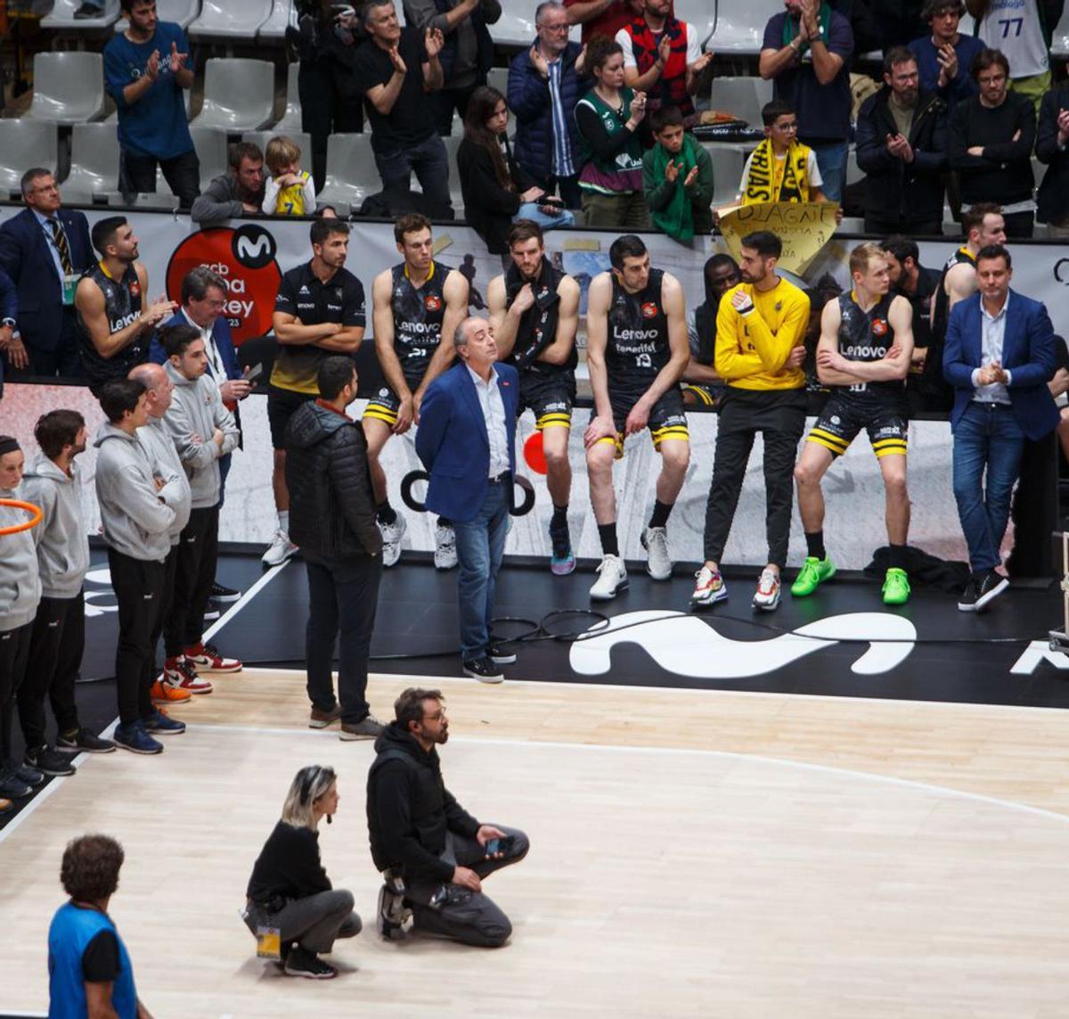 Jugadores y técnicos del Lenovo, tras perder la final de la Copa del Rey. | | ACB