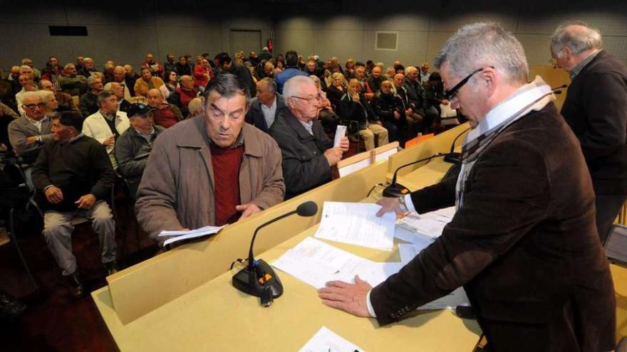 Asistentes a la asamblea informativa de la plataforma de emigrantes retornados de O Salnés. // Iñaki Abella