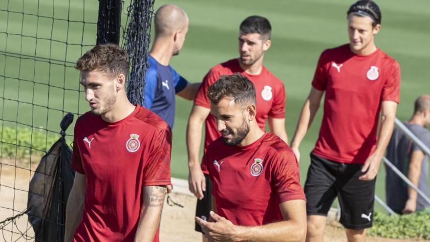 Stuani, al costat de Santi Bueno, camí de l&#039;entrenament a La Vinya aquest matí