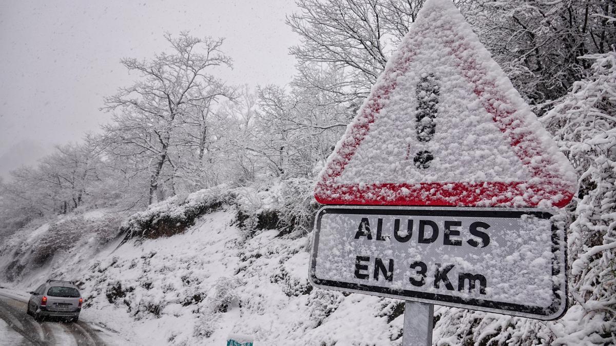Una señal de tráfico cubierta de nieve en la carretera AS-264 de acceso a Sotres (Cabrales), a 17 de enero de 2023, en Cabrales, Asturias (España). Los vehículos pesados tienen restringido el paso en el Alto de Estazadas (Cabrales).