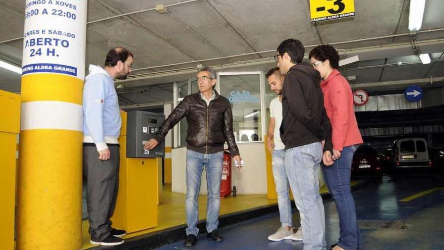 Personal del estacionamiento atiende las explicaciones del técnico Carlos Vence. // Bernabé/Javier Lalín