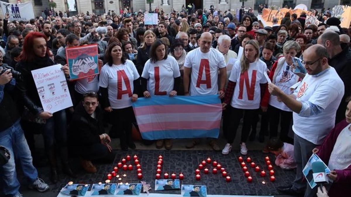 Concentracion por el suicidio de un transexual de 17 anos por acoso escolar