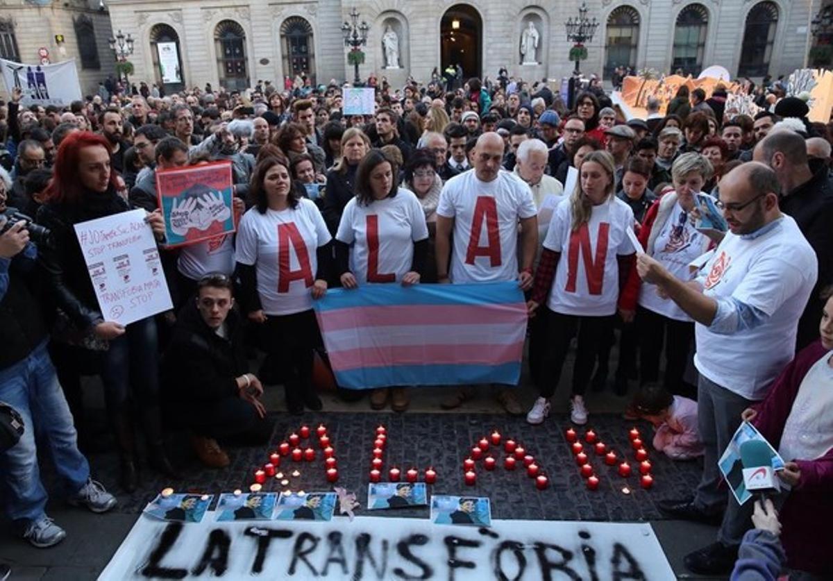 Concentracion por el suicidio de Alan, un transexual de 17 años por acoso escolar, en diciembre del 2015 en Barcelona.