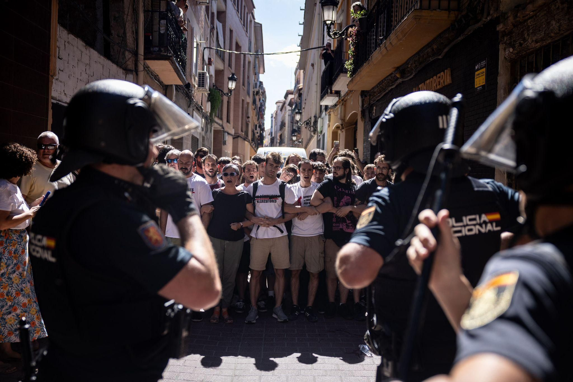 En imágenes |  Zaragoza se moviliza contra el desahucio de Samanta: "Es injusto lo que está pasando"