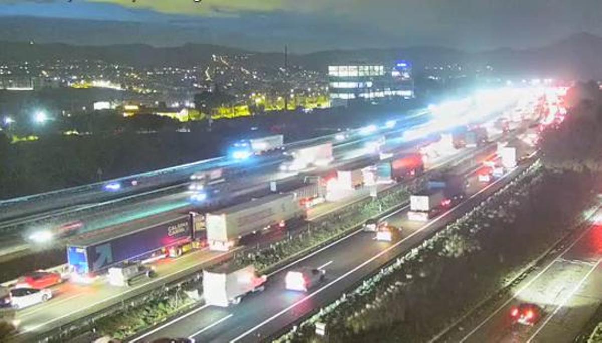 Cues de fins a 12 quilòmetres a l’AP-7 al Papiol per un accident Cues de fins a 12 quilòmetres a l’AP-7 al Papiol per un accident