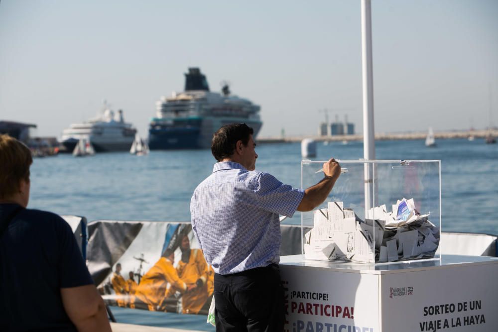 Miles de personas se dan cita en el Village del Puerto de Alicante para disfrutar del estreno de la competición