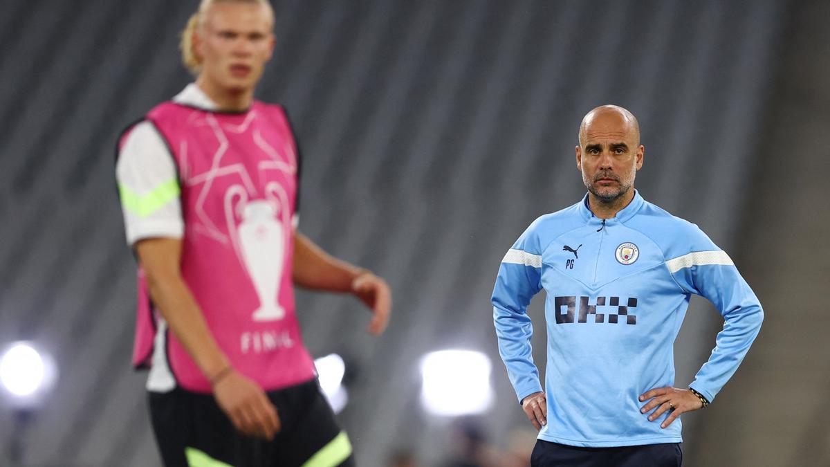 Soccer Football - Champions League Final - Manchester City Training - Ataturk Olympic Stadium, Istanbul, Turkey - June 9, 2023 Manchester City manager Pep Guardiola with Erling Braut Haaland during training REUTERS/Molly Darlington