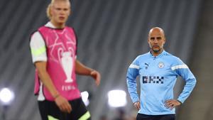 Guardiola, junto a Haaland, en el entrenamiento de este viernes en Estambul.