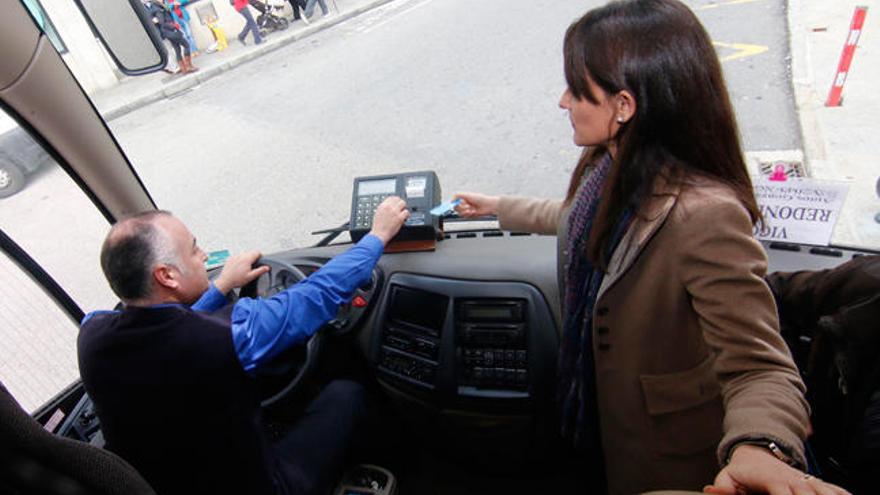 La directora xeral de Mobilidade probando una tarjeta