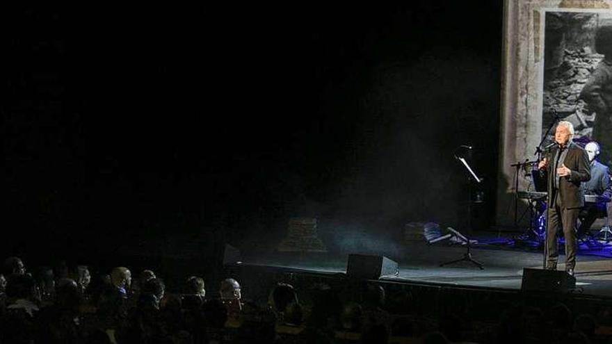Víctor Manuel, sobre el escenario del teatro de la Laboral de Gijón, ayer, en el primero de los dos conciertos del fin de semana.