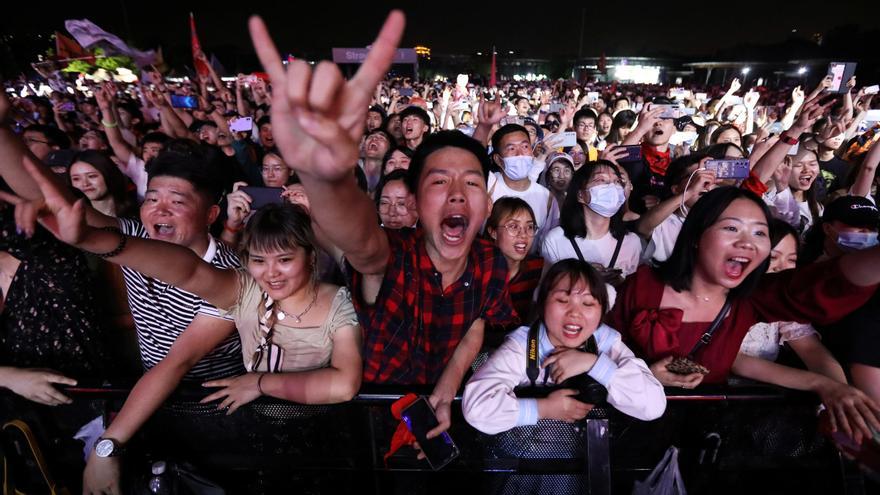 Wuhan celebra un macrofestival con miles de jóvenes sin mascarilla ni distancias