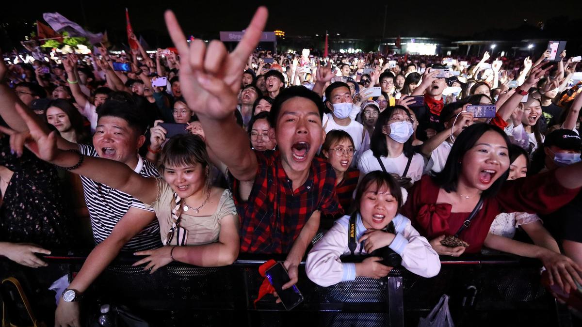 Wuhan celebra un macrofestival de música con miles de jóvenes sin mascarilla ni distancia de seguridad.