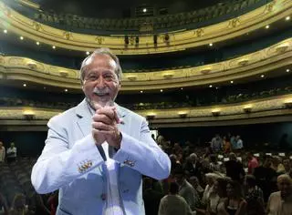 Luis Francisco Esplá "sale a hombros" del Teatro Principal de Alicante tras la proyección de su documental: "Es un artista que eligió la tauromaquia"
