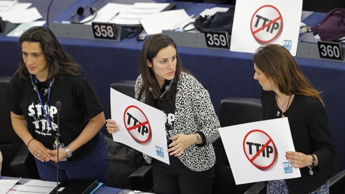 Miembros del Parlamento Europea protestan contra el TTIP en Estrasburgo.