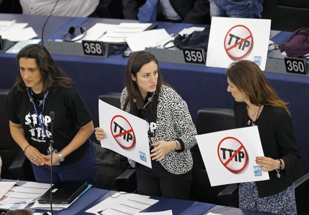 Membres del Parlament Europea protesten contra el TTIP a Estrasburg, el mes de juny passat.