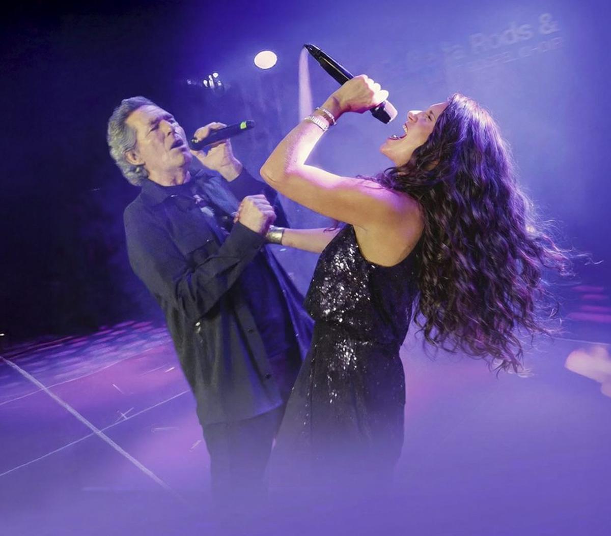 Miguel Ríos y Rebeca Rods, durante su actuación en Madrid. | FDV