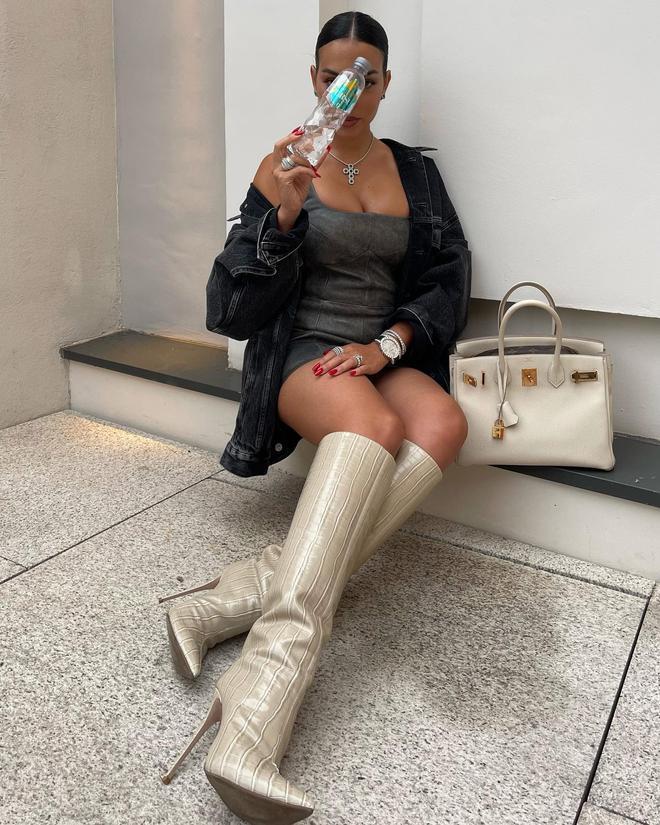 Georgina Rodríguez posa con un bolso Birkin de Hermès