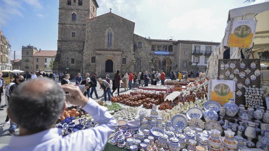 El pregón con Rossy de Palma, carrozas, música y alfarería tradicional para un Bollo