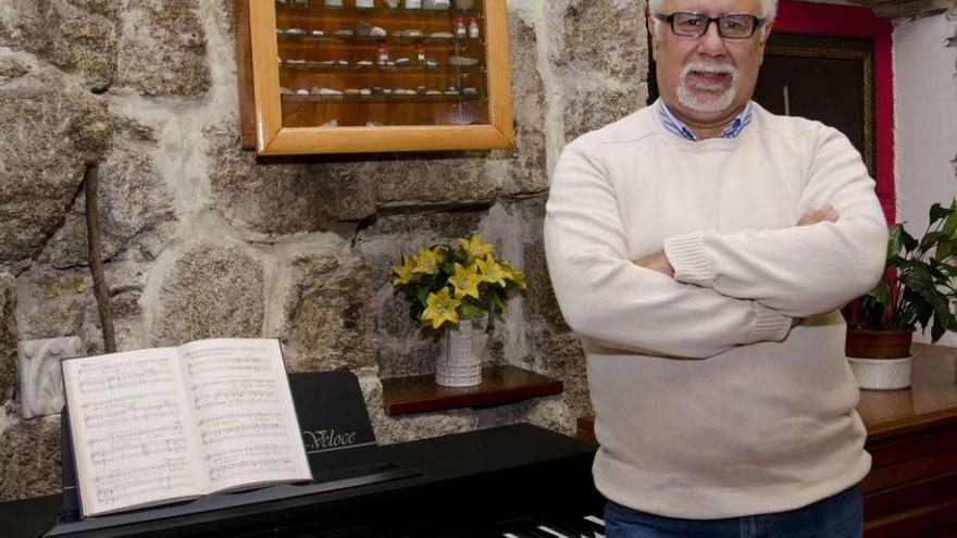 El tenor coruñés Enrique Paz, en su casa.