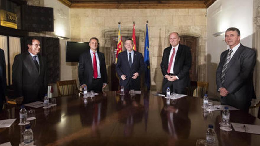 Un momento de la reunión de los directivos de Ford en el Palau de la Generalitat. Foto: Germán Caballero