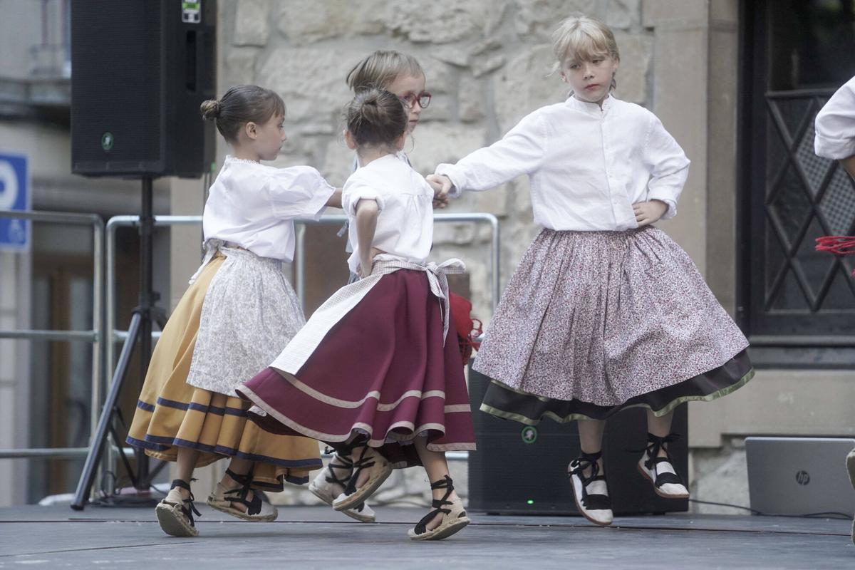 SANT VICENÇ DE CASTELLET . FESTA MAJOR XXXII TROBADA GEGANTS . ESBART ESCOLA DE DANSA . PIKBE PELS CARERS . CERCAVILA