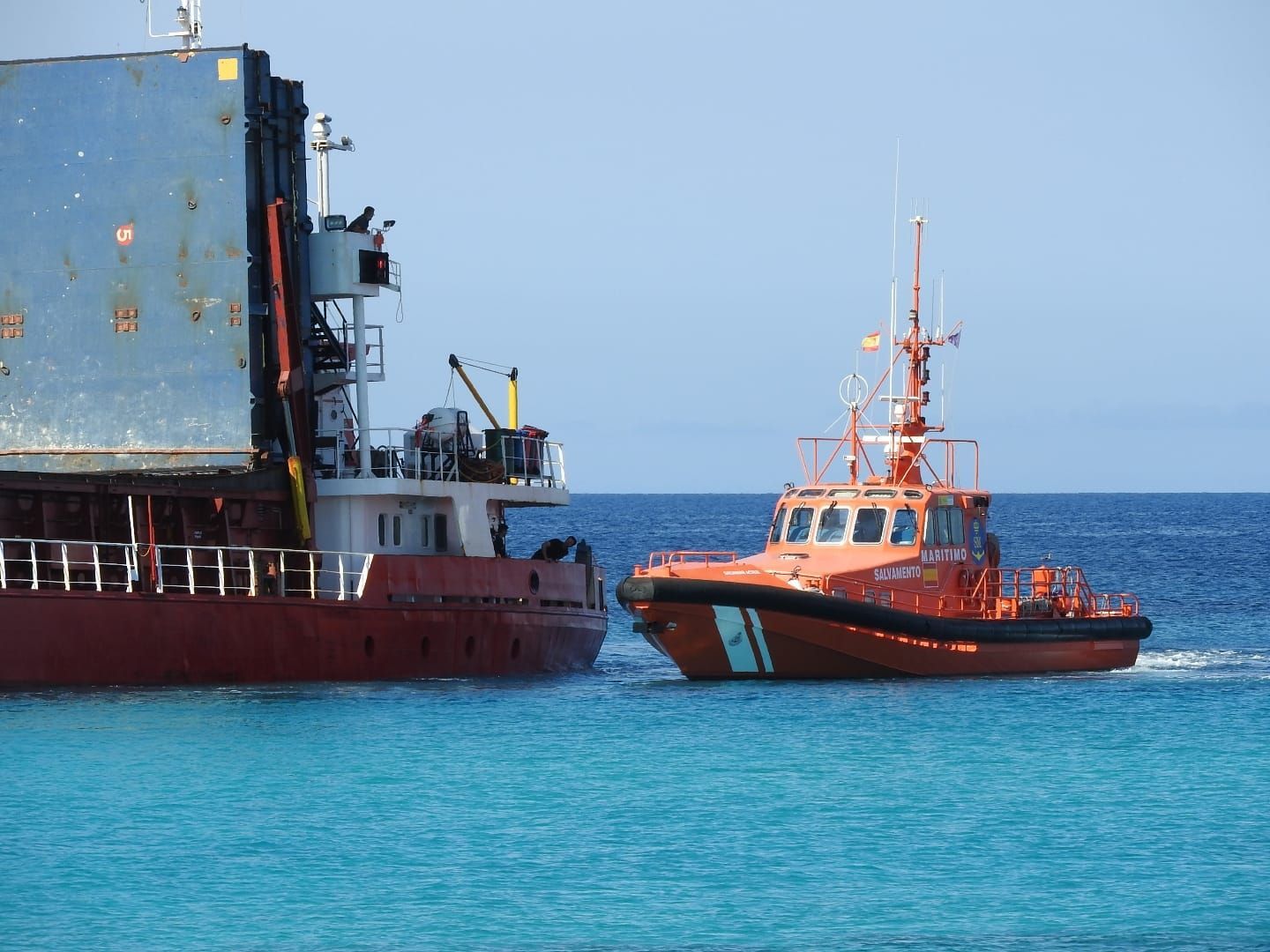 Un buque mercante encalla en una playa de Formentera