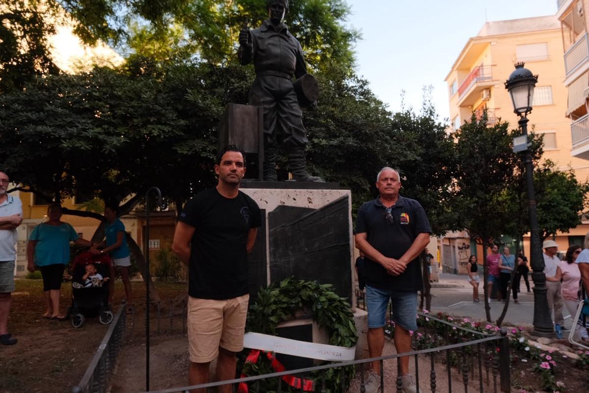 El Alcalde Juan Antonio Sagredo y José Flores presidente de la Federación Interpenyes en el acto de homenaje Tiradors en la memòria de Paterna