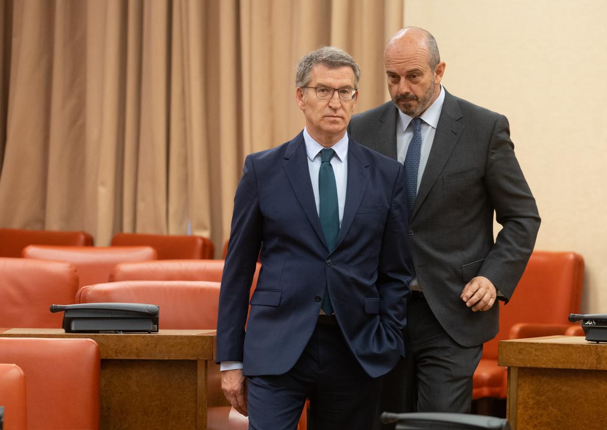 El líder del PP, Alberto Núñez Feijóo (i) y el presidente del Senado, Pedro Rollán (d), salen de la reunión de los grupos parlamentarios de Congreso y Senado a 30 de abril de 2024, en Madrid (España). El presidente del PP ha reunido a sus diputados y senadores para remarcar que el partido ‘’intensificará su labor de oposición y marcaje al Gobierno’’. Además, durante la reunión han acordado volver a pedir explicación al presidente del Ejecutivo sobre el ‘caso Koldo’. 30 ABRIL 2024;RUEDAS DE PRENSA;CONGRESO;RUEDAS Eduardo Parra / Europa Press 30/04/2024. ALBERTO NÚÑEZ FEIJÓO . PEDRO ROLLÁN . SENADO . PLENOS