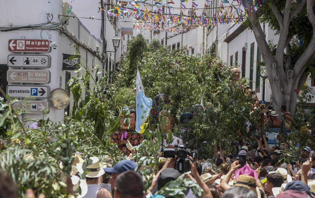 La Rama baja por las calles de Agaete.
