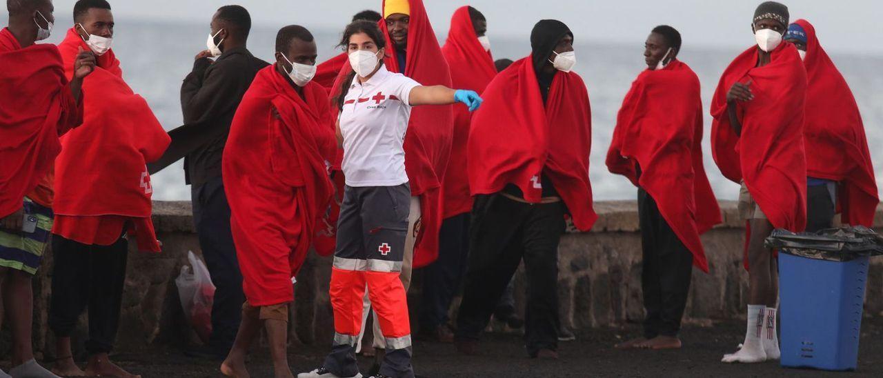 Llegada de un grupo de migrantes subsaharianos a la costa de Lanzarote.