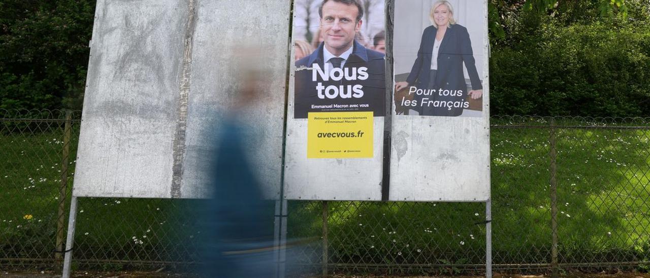 Carteles electorales de Emmanuel Macron y Marine Le Pen en la población de Cambrai.