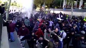 Los Mossos cargan durante la protesta de los CDR.