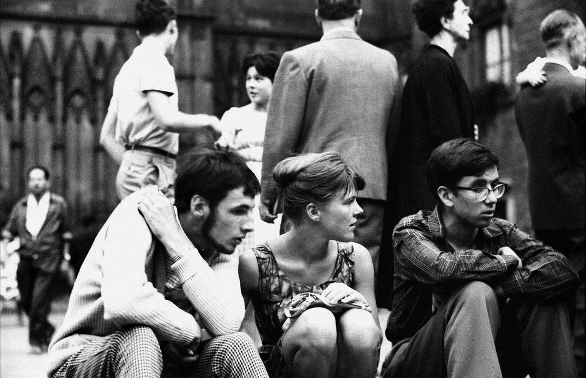 Indiferencia. Sin fecha. Tres jóvenes, sentados en un bordillo de Barcelona.