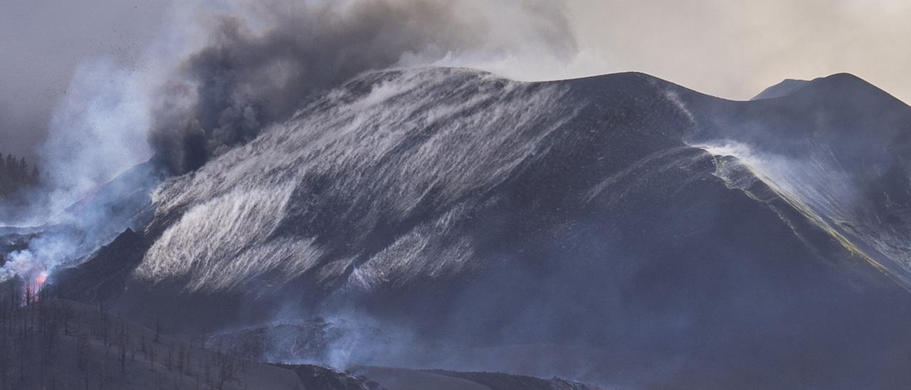 Apertura de nuevos centros de emisión al noreste del cono principal del volcán de La Palma, a 29 de noviembre de 2021