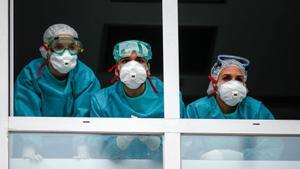 Sanitarios en un hospital de Madrid en la primera ola de la pandemia.